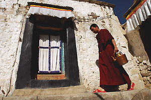 Monnik met thee (Drepung Monastery, Lhasa)